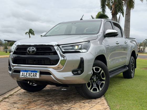 TOYOTA HILUX 2.8 D-4D TURBO DIESEL CD SRX 4X4 AUTOMÁTICO